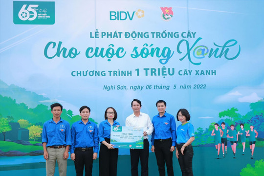 BIDV thực hiện chương trình “Trao máy tính, gửi tương lai” và chương trình trồng cây xanh tại tỉnh Thanh Hóa