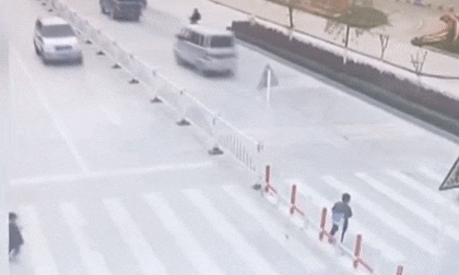 Mải dán mắt vào điện thoại, mẹ để con trai nhỏ bị ô tô tông văng giữa đường