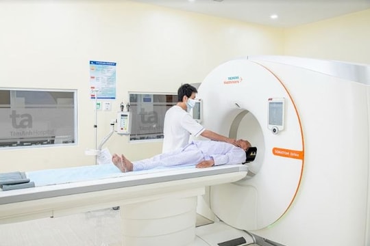 Kịp thời cứu cụ ông 70 tuổi tắc hẹp động mạch cảnh, nguy cơ nhồi máu não
