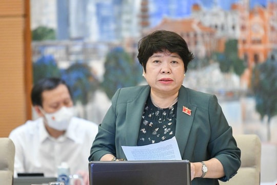 Cán bộ, nhân viên y tế xin nghỉ việc nhiều, thiếu nhân lực trầm trọng