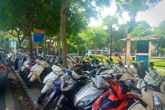 Đang dắt xe máy thì bị cướp