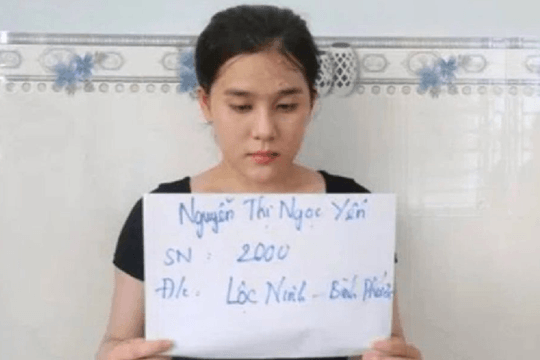Bắt quả tang hot girl thuê phòng "bay lắc" cùng bạn 
