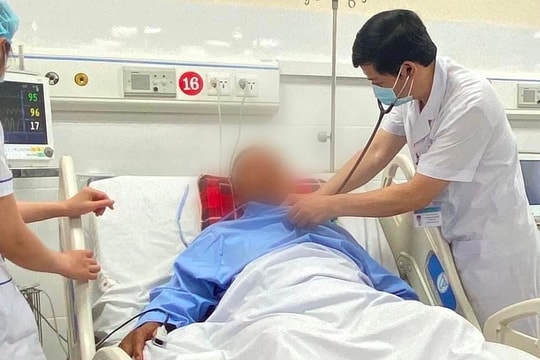 Hái nhầm lá ngón nấu nước uống, 2 vợ chồng bị ngộ độc