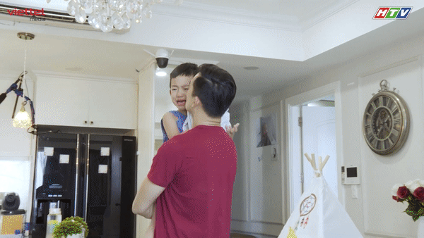 'Mẹ vắng nhà - Ba là siêu nhân' tập 3: JustaTee lần đầu tự tắm cho con trai Mino