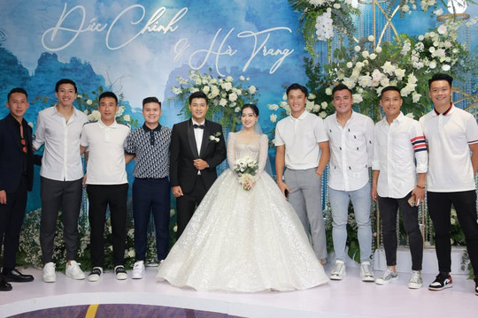 Ảnh nét căng trong đám cưới Hà Đức Chinh: Vợ Công Phượng xuất hiện một mình, HLV Park Hang-seo vắng mặt