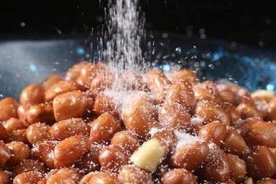 Khi rang lạc ở nhà làm thêm một bước nữa, vị bùi bùi rất giòn!