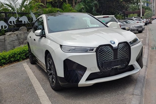 BMW iX iDrive40 đầu tiên về Việt Nam