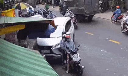 Nữ tài xế đâm trúng ô tô đỗ bên đường rồi lao lên vỉa hè, 3 người may mắn thoát nạn trong gang tấc