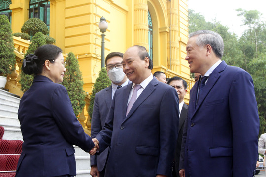 Chủ tịch nước Nguyễn Xuân Phúc tiếp Chánh án TANDTC Lào