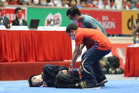 SEA Games 31: Trọng tài ôm mặt khi chứng kiến võ sĩ Việt Nam gặp chấn thương nặng