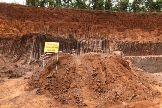 Phát hiện quả bom có đường kính lớn trong lúc san ủi mặt bằng