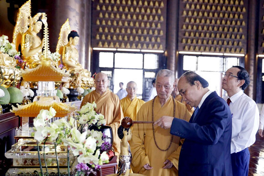 Tạo điều kiện cho đồng bào có đạo, chức sắc các tôn giáo tu hành và làm tròn bổn phận với Tổ quốc