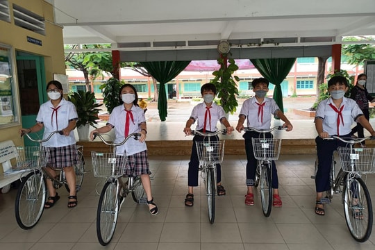 Đoàn Thanh niên TAND TP Thủ Đức trao 20 xe đạp cho học sinh khó khăn