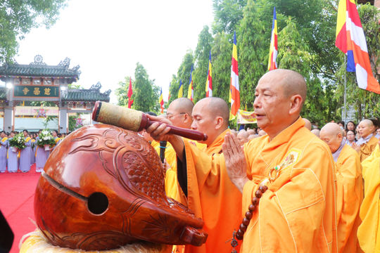 Người dân hân hoan chào mừng Đại lễ  Phật đản