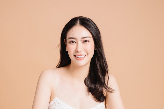 Hà Kiều Anh khoe vẻ rạng ngời ở tuổi 45, tiết  lộ cách duy  trì thanh xuân
