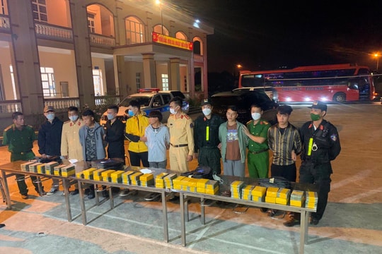 Bắt 4 đối tượng xách 4 ba lô ma túy từ Lào vào Việt Nam