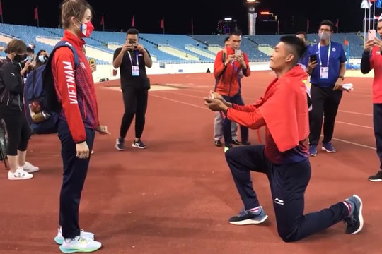 Nhà vô địch SEA Games quỳ gối cầu hôn bạn gái ngay khi vừa nhận huy chương vàng