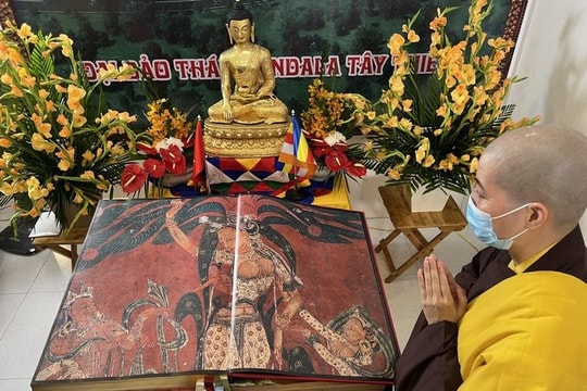 Bảo tháp Mandala Tây Thiên lắng đọng trong lễ mừng Phật đản sinh 