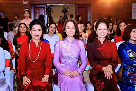 Phu nhân Đại sứ Liên bang Nga lộng lẫy với áo dài Việt