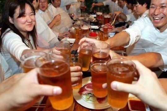 'Uống bia' hay 'uống rượu', cái nào hại cơ thể hơn? Bạn sẽ biết sau khi đọc nó