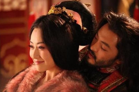 Cách sưởi ấm không biết xấu hổ của các Hoàng đế thời xưa, người hầu gái khóc than cũng vô ích