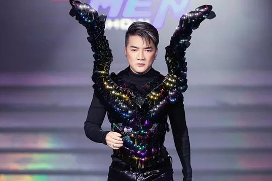 Đàm Vĩnh Hưng catwalk, khán giả phản ứng thế nào?