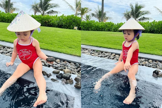 Con gái Cường Đô La cực đáng yêu với chiếc bụng tròn ủm khi diện bikini 1 mảnh và đội nón lá