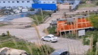 Cố tình vượt qua đường ray, 'xế hộp' bị tàu hỏa hất văng
