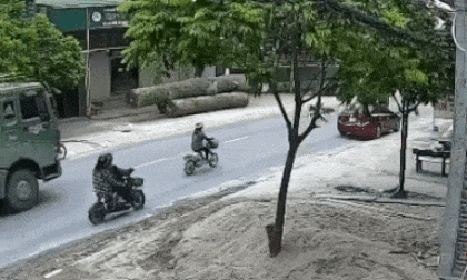 Mở cửa bất cẩn, tài xế khiến người phụ nữ đi xe đạp điện bị xe tải cán tử vong
