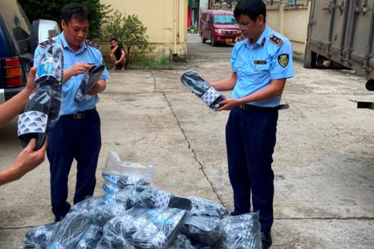 Vĩnh Phúc: Tạm giữ 550 sản phẩm dép nhựa có dấu hiệu giả mạo nhãn hiệu