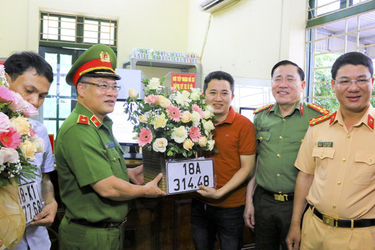 Ngày đầu triển khai cấp biển số xe tại công an xã, phường ở Nam Định