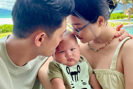 Em gái Quang Vinh đưa hai con đi du lịch, biểu cảm 'khó ở' của cậu út khiến dân tình bật cười