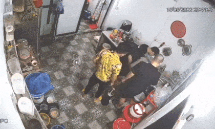 Bê cả can rượu ra nướng mực, ba nam thanh niên nhận cái kết hú vía