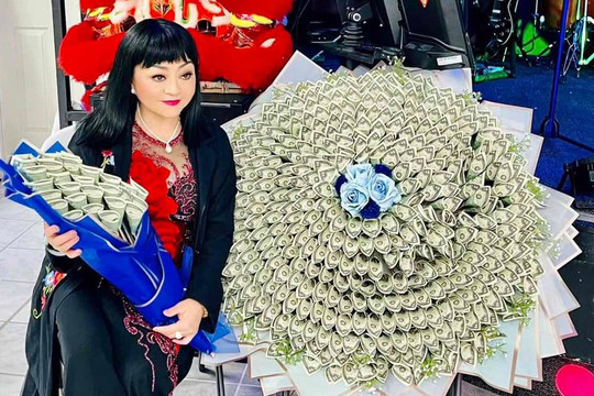 Danh ca Hương Lan mừng sinh nhật muộn, gây chú ý là bó hoa tiền đô cỡ lớn được tặng