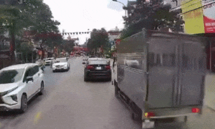 Không làm chủ tốc độ, ô tô tải lao thẳng vào xe sang BMW X6, húc bay người đi xe máy