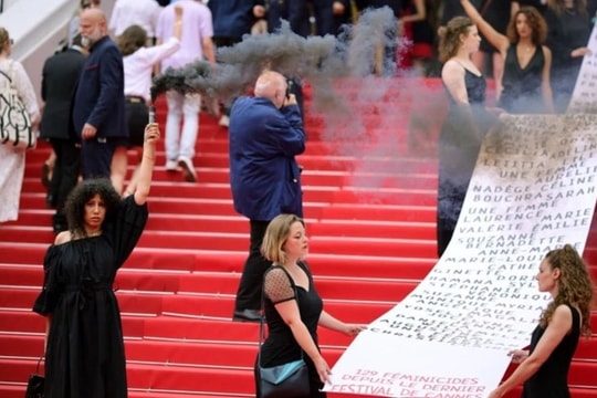 Một nhóm phụ nữ gây náo loạn đòi bình đẳng ngay trên thảm đỏ LHP Cannes 2022