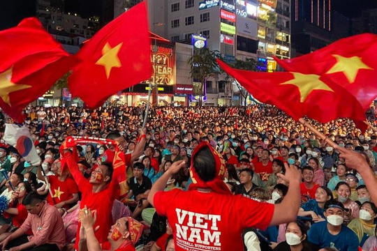 Người dân đổ ra đường ăn mừng chiến thắng của U23 Việt Nam