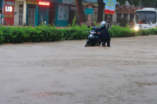 Mưa lớn, nhiều tuyến phố tại Vĩnh Phúc ngập nặng