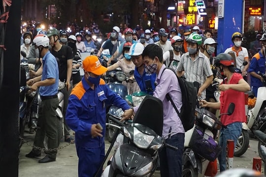 Giá xăng lập kỷ lục mới, vượt mốc 30.000 đồng/lít sau 4 lần tăng liên tiếp