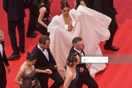 Thảm đỏ LHP Cannes 2022 ngày 6: Nữ diễn viên Patricia Gloria Contreras để lộ vòng một không nội y khi diện váy cắt xẻ quá sâu