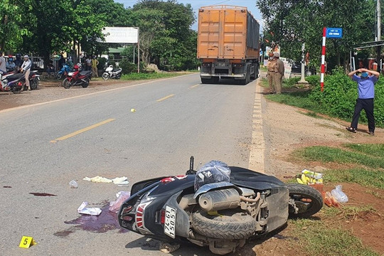 Va chạm giữa xe container và môtô khiến một người thiệt mạng