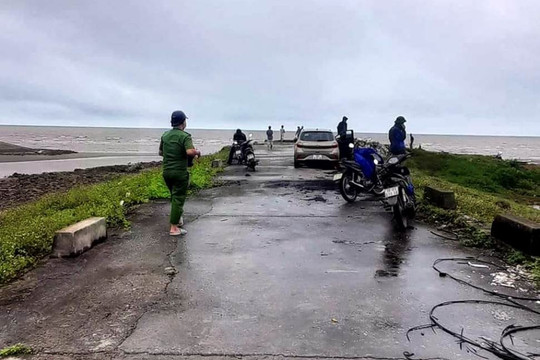Nam Định: Phát hiện thi thể nam bị sóng biển đánh dạt vào bờ