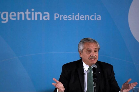 Tổng thống Argentina bị phạt tiền do vi phạm quy định phòng dịch COVID-19