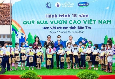 Vinamilk khởi động hành trình năm thứ 15 của quỹ sữa vươn cao Việt Nam với 1,8 triệu ly sữa trao tặng trẻ em khó khăn