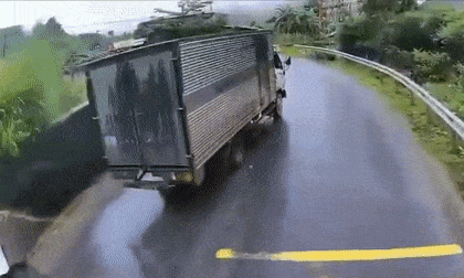 Vượt ẩu trên đường đèo rồi gây tai nạn, hành vi sau đó của tài xế khiến dân tình phẫn nộ