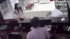 Mâu thuẫn khi tính tiền, nữ cao thủ tung liên tiếp 3 cước hạ gục bạn trai