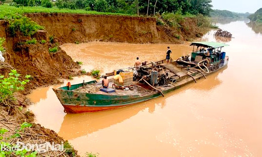 Ngăn chặn tình trạng khai thác, vận chuyển cát trái phép khu vực giáp ranh TP Hồ Chí Minh