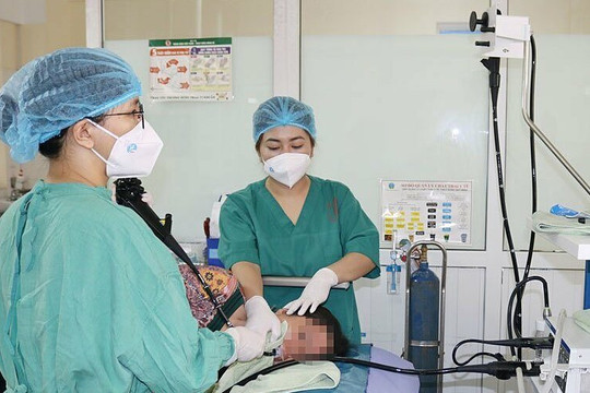 Nôn ra máu, loét dạ dày do tự ý uống thuốc giảm đau