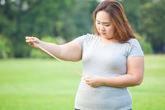 Phụ nữ dù bao nhiêu tuổi cũng đừng mắc phải 3 thói quen này trước khi đi ngủ, rất dễ gây “tích mỡ”