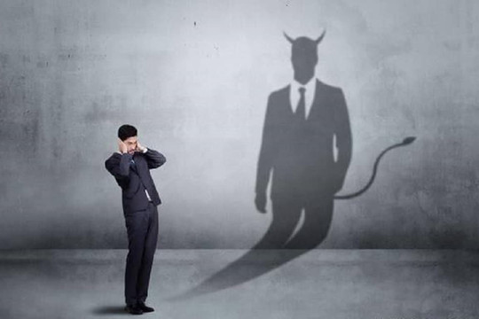 Bạn cần lưu ý điều gì khi gặp lãnh đạo trong thang máy?